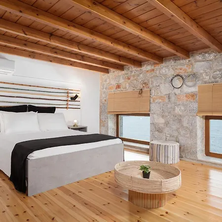 Aura Seafront Νεόν Οίτιλον