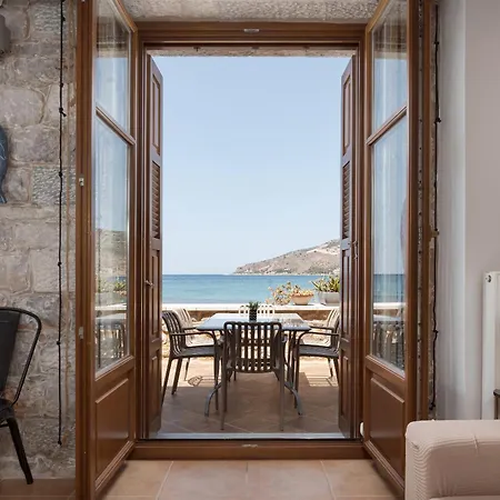 Aura Seafront דירה Néon Oítilon