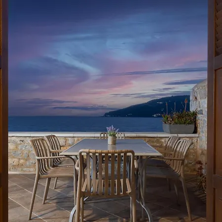 Aura Seafront דירה